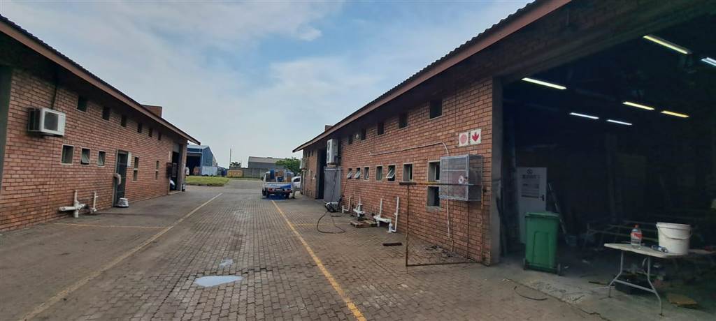 100  m² Industrial space in Alton photo number 8