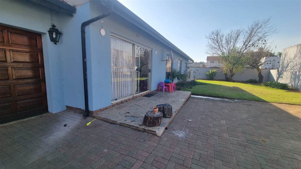 4 Bed House in Lenasia South photo number 4
