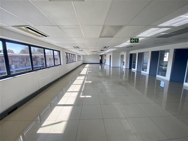 303  m² Commercial space