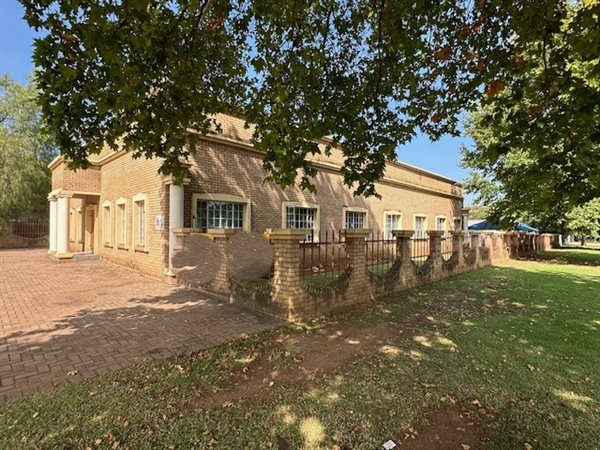 432  m² Commercial space in Middelburg Central