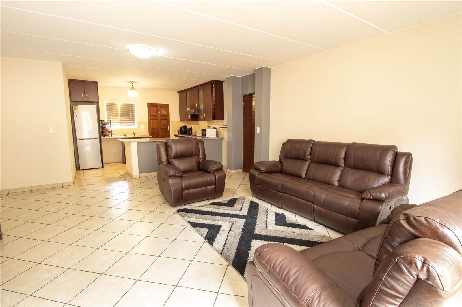 2 Bed Apartment in Sundowner photo number 3