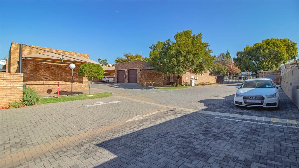 1 Bed Apartment in Highveld photo number 16