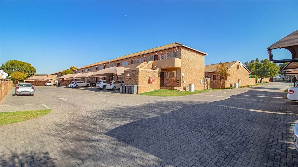 1 Bed Apartment in Highveld photo number 3