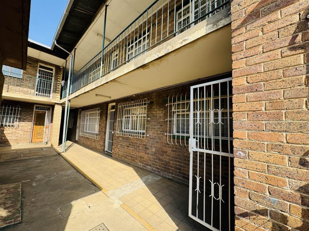 2 Bed Apartment in Benoni South photo number 5