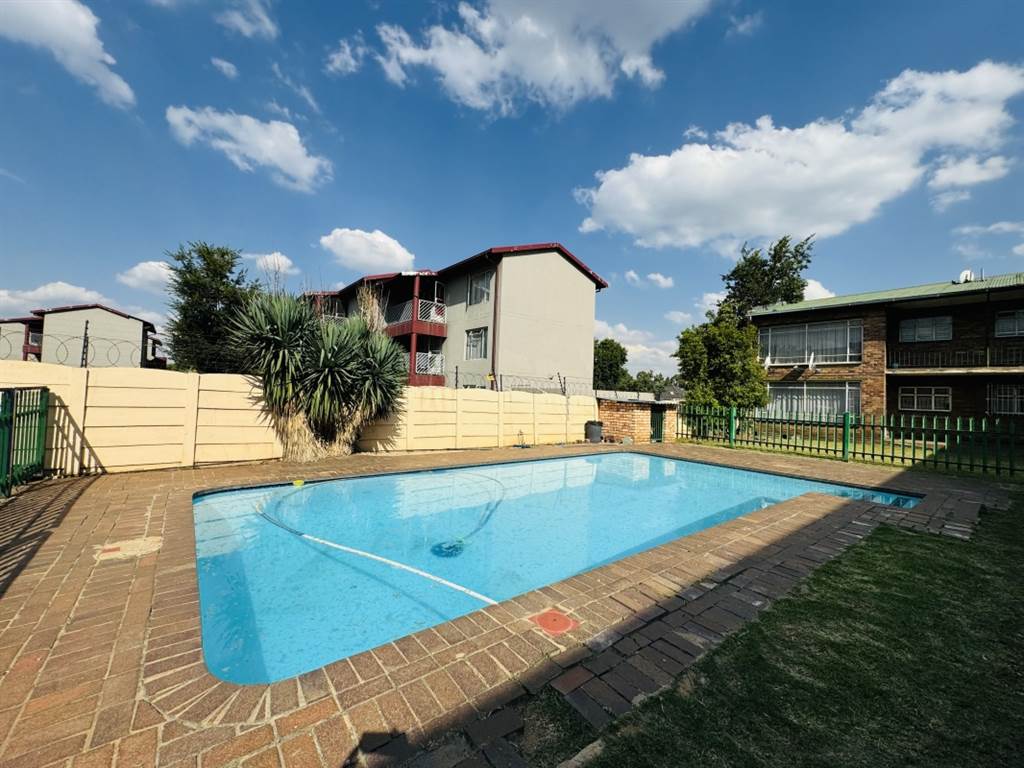 2 Bed Apartment in Benoni South photo number 16