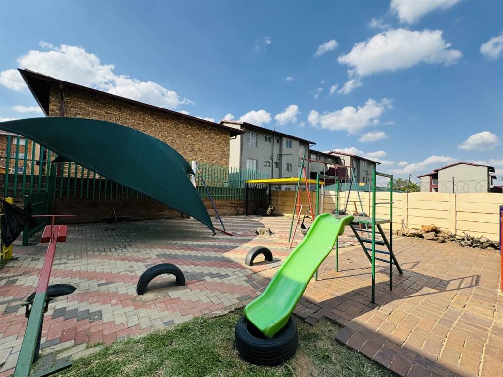 2 Bed Apartment in Benoni South photo number 17