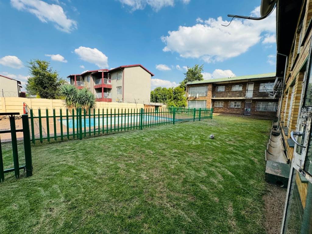 2 Bed Apartment in Benoni South photo number 15