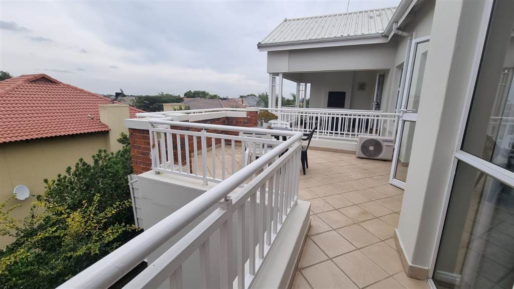 2 Bed Apartment in Greenstone Hill photo number 26