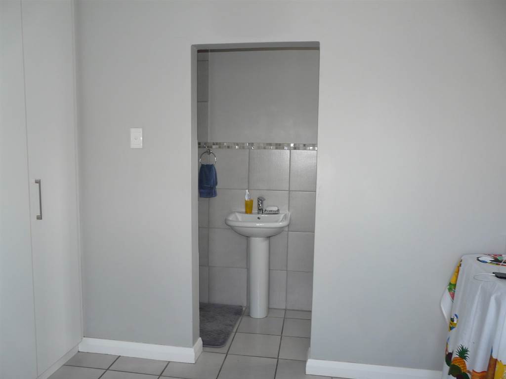 2 Bed House in Pinelands photo number 12
