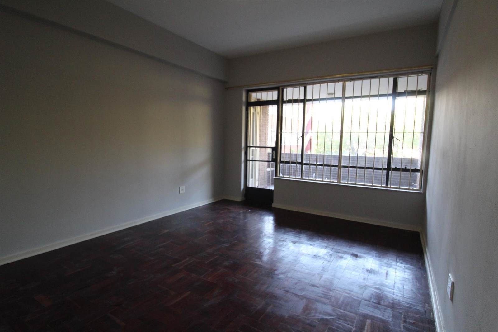 1 Bed Apartment in Parktown photo number 10