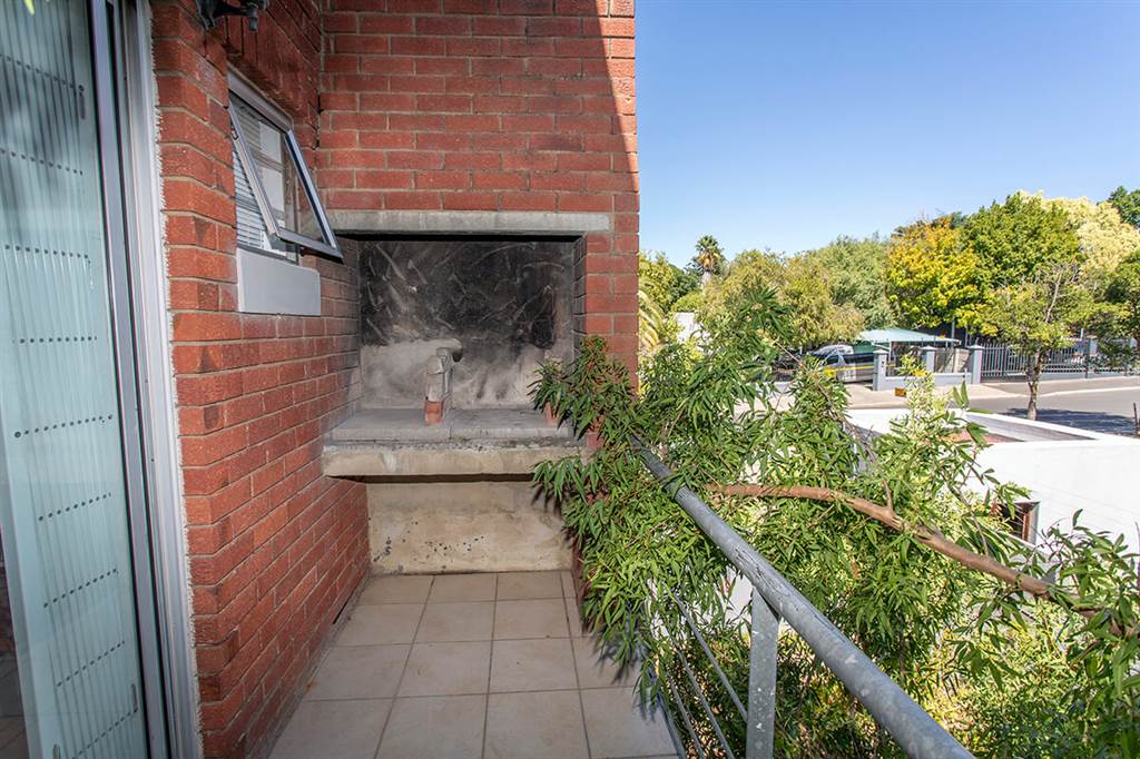 1 Bed Apartment in Durbanville Central photo number 6