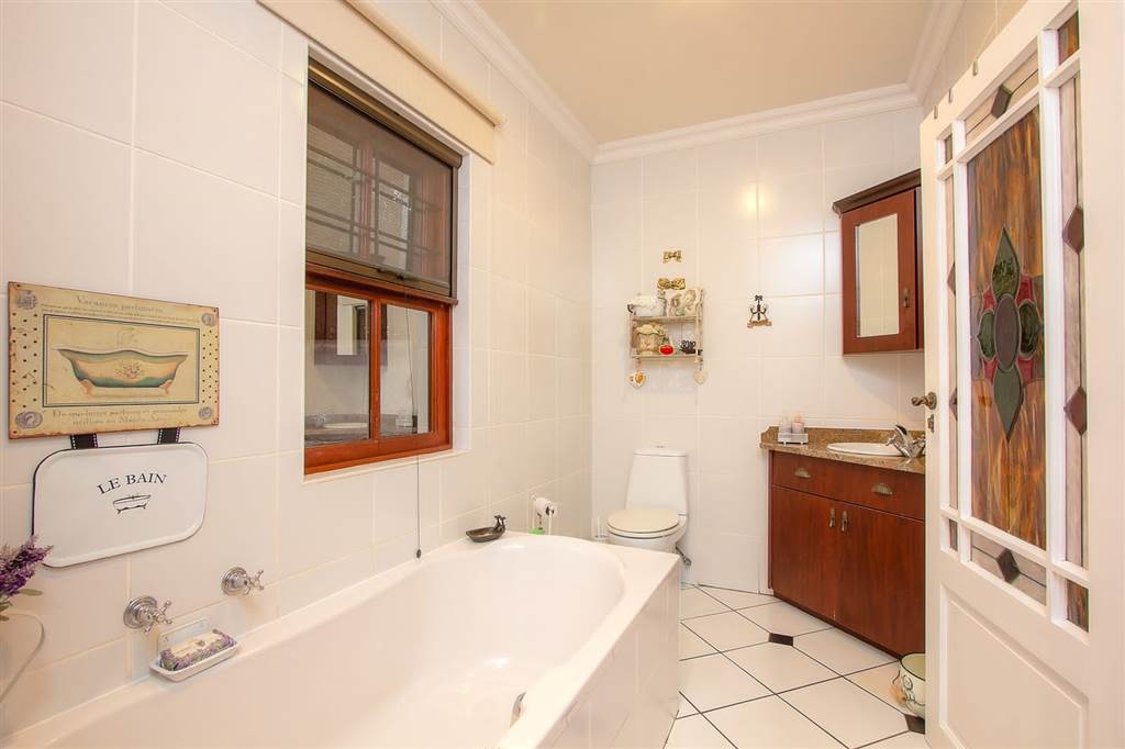 6 Bed House in Komatipoort photo number 25