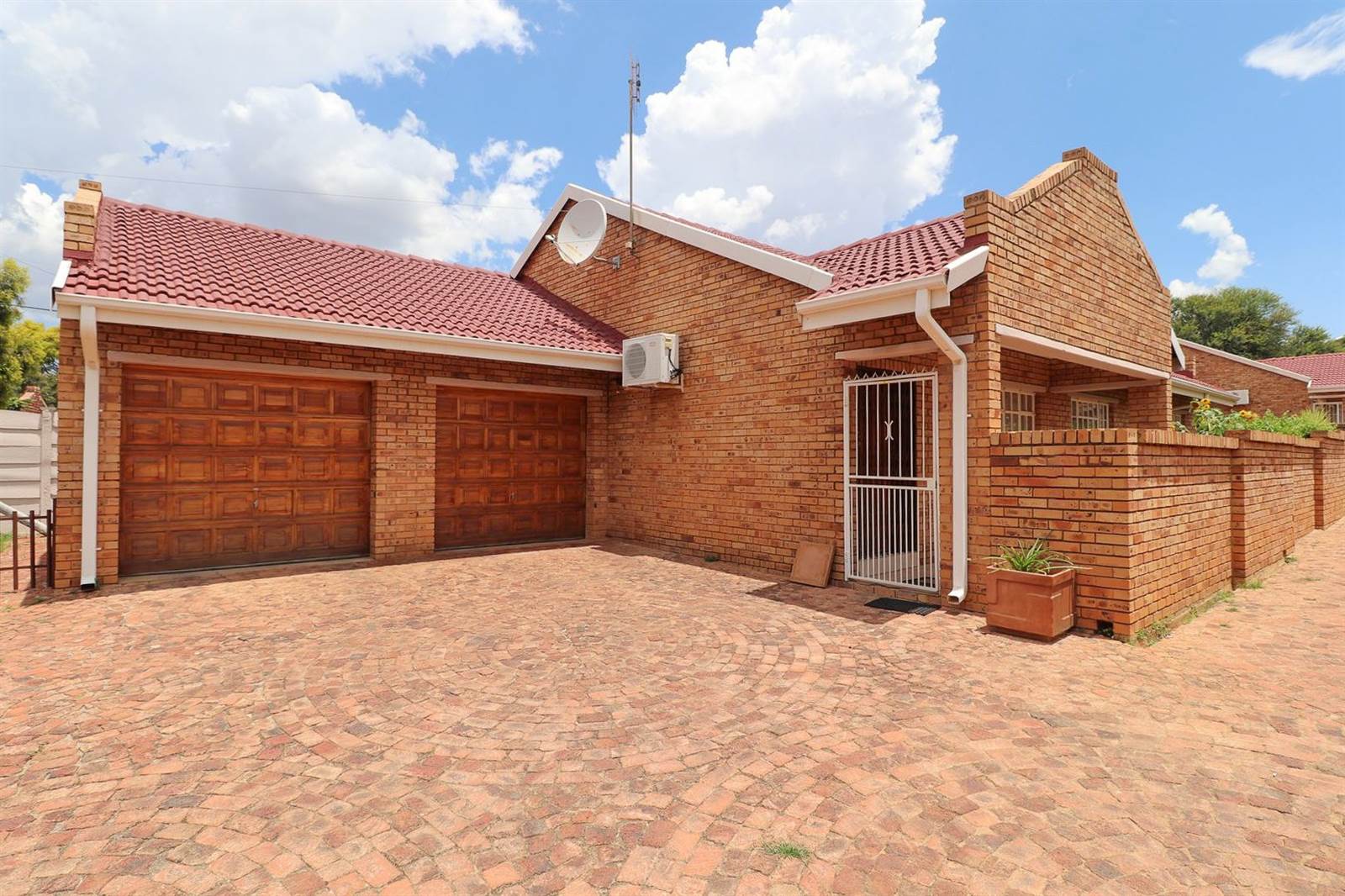 3 Bed Townhouse in Oudorp photo number 2