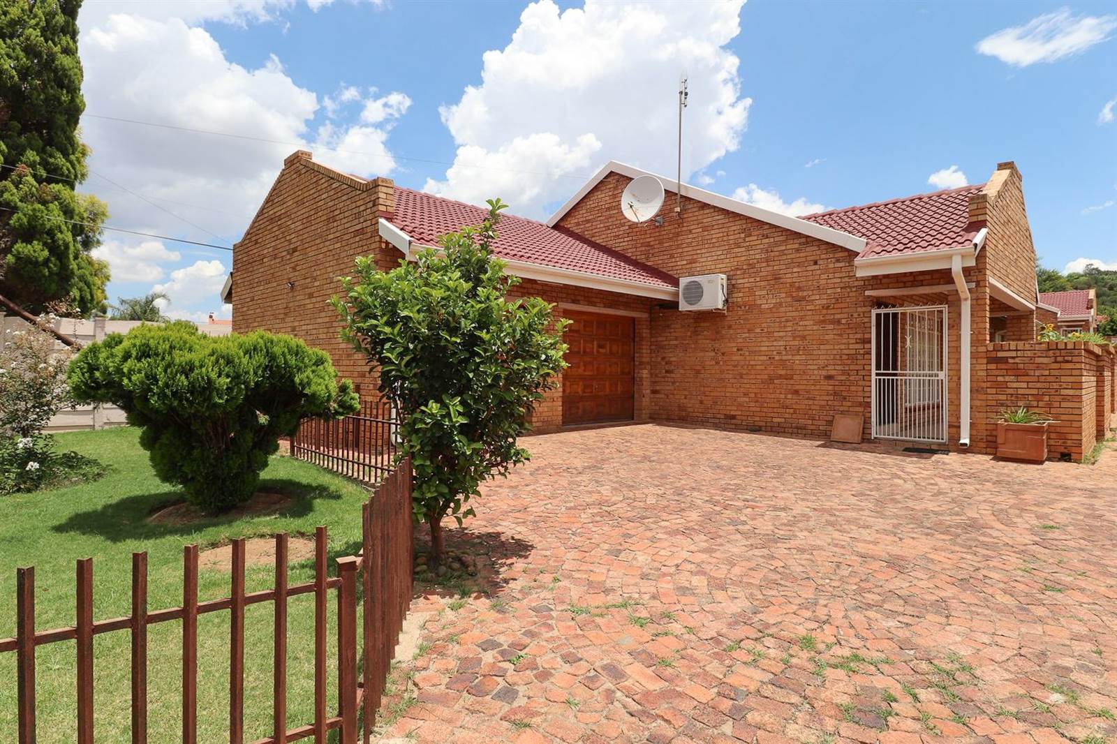 3 Bed Townhouse in Oudorp photo number 1