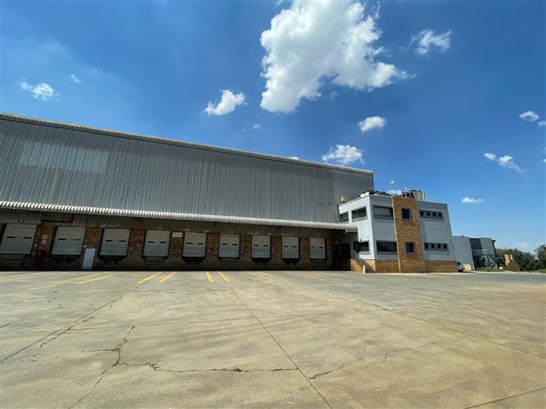 12 400  m² Industrial space