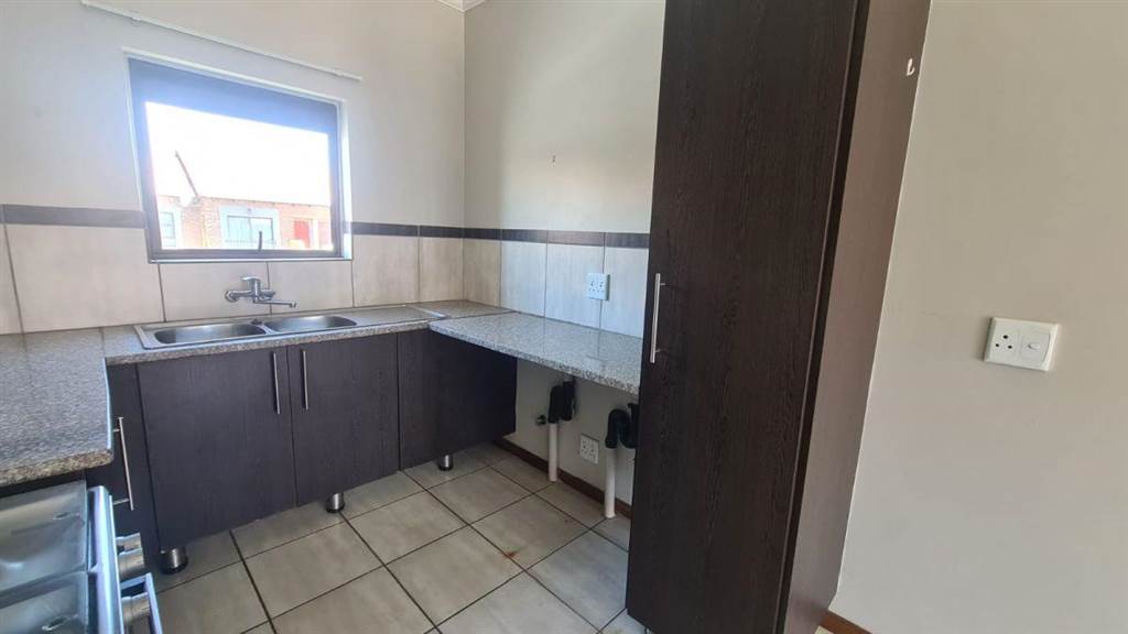 2 Bed Flat in Trichardt photo number 8