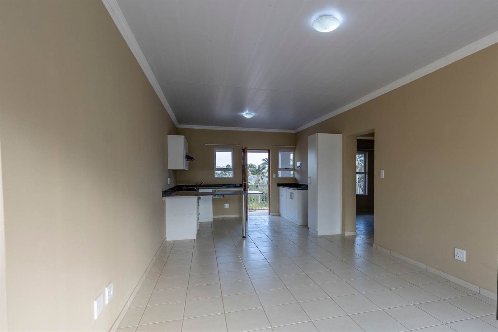 2 Bed Apartment in Illovo Beach photo number 7