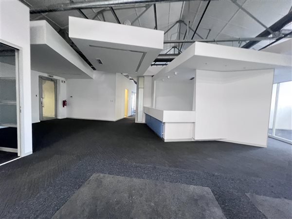 943  m² Commercial space