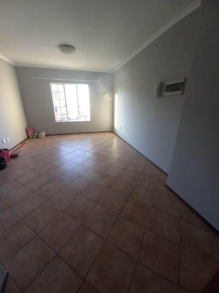 2 Bed Apartment in Chloorkop photo number 12
