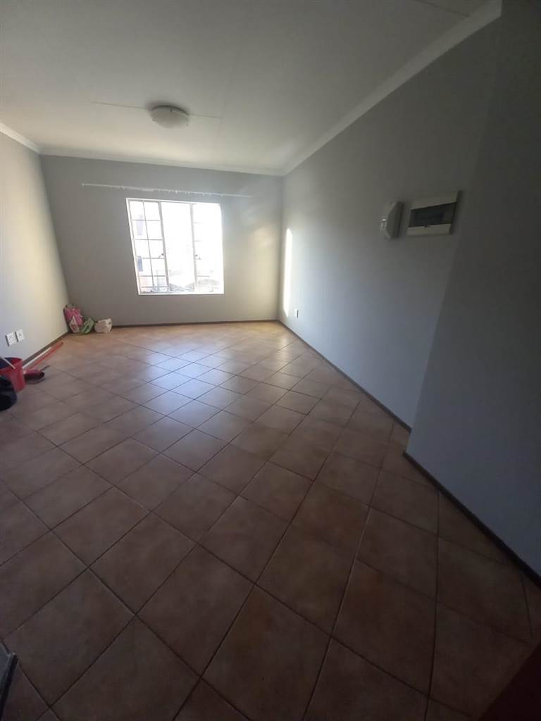 2 Bed Apartment in Chloorkop photo number 9