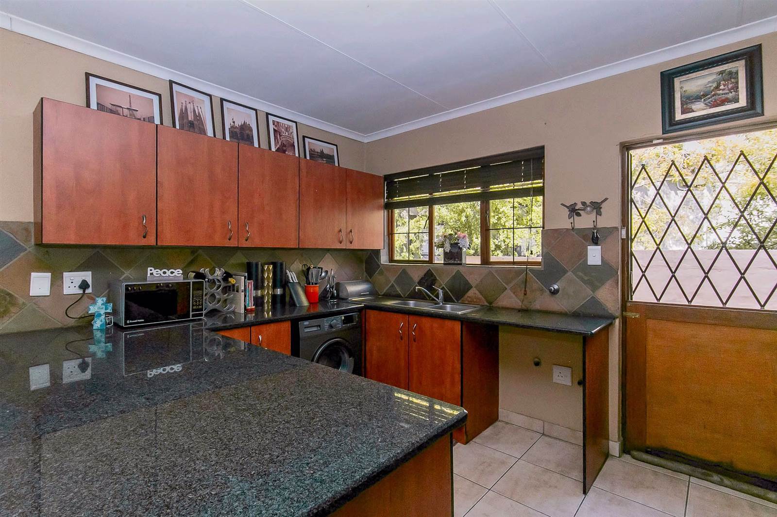 3 Bed Cluster in Bloubosrand photo number 8
