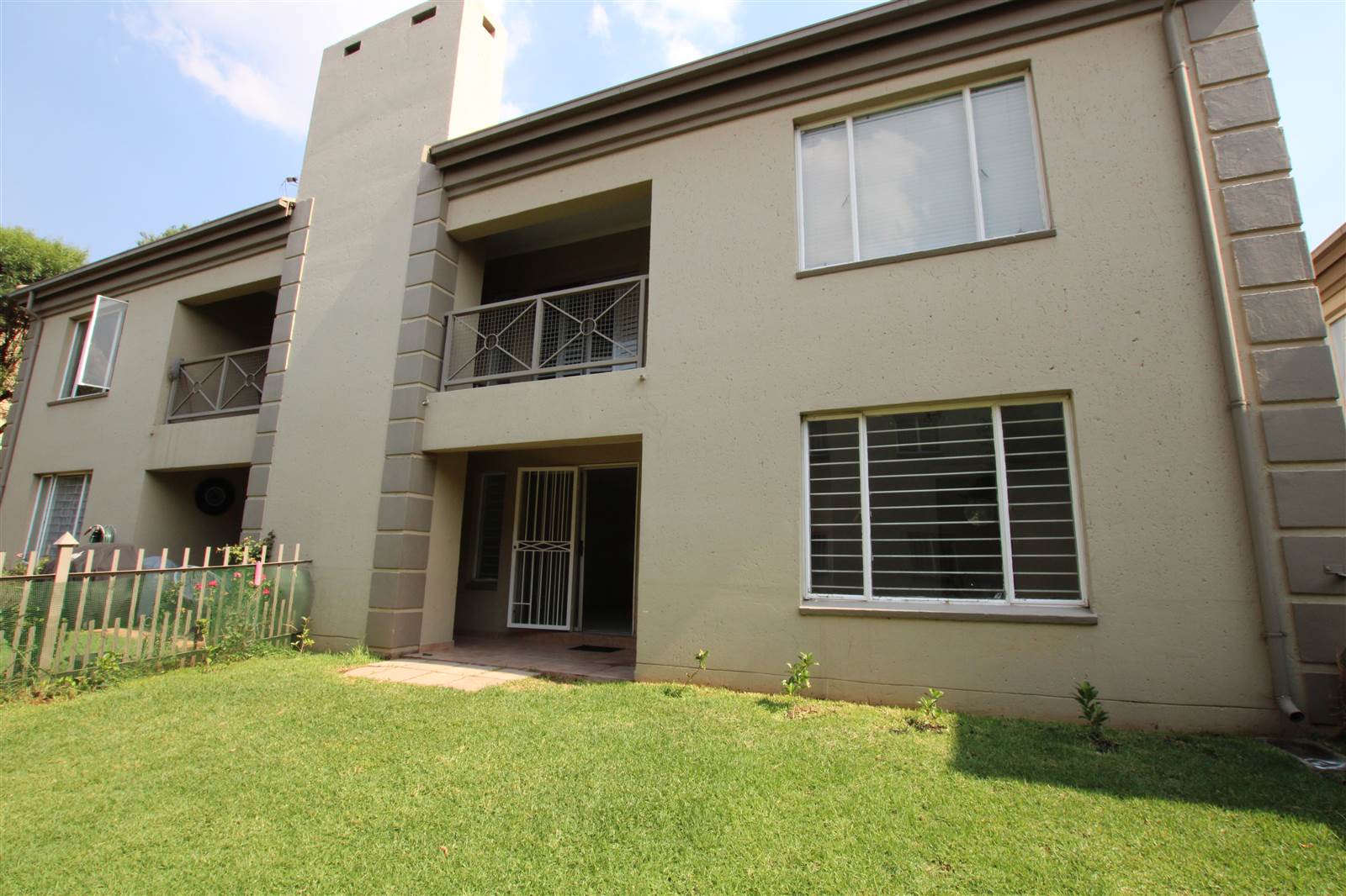 2 Bed Townhouse in Bedfordview photo number 1