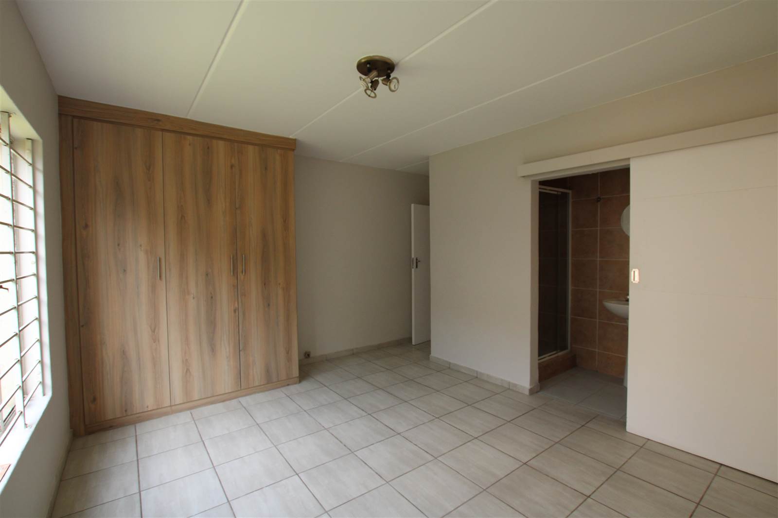 2 Bed Townhouse in Bedfordview photo number 8