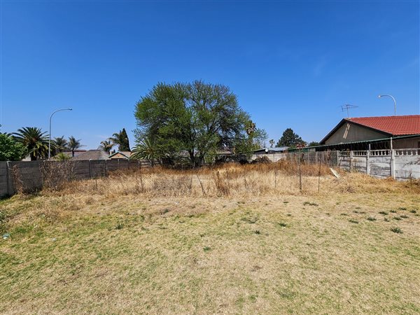 348 m² Land