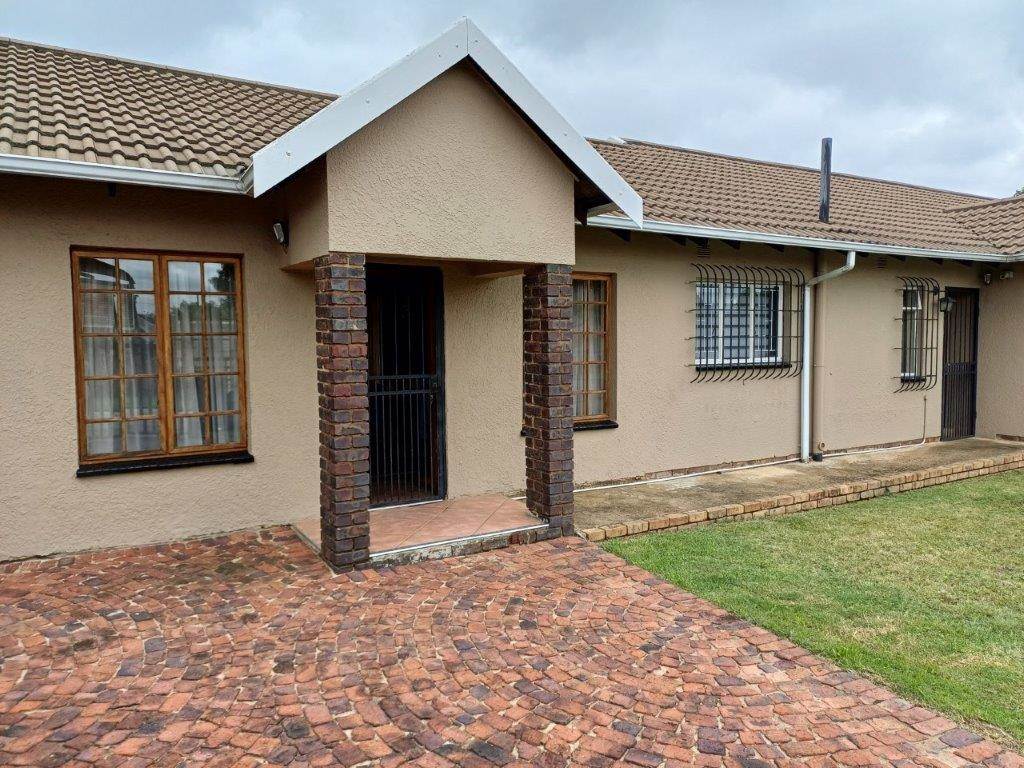 4 Bed House in Brakpan North photo number 1