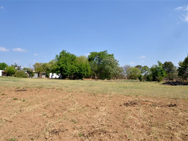 8565 m² Land available in Johannesburg Central and CBD
