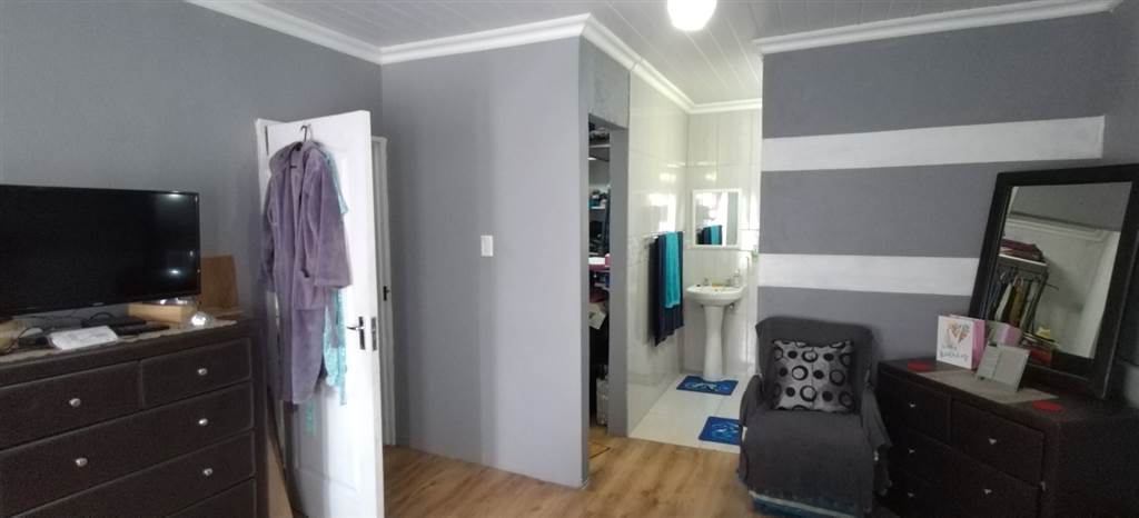 2 Bed House in Mossel Bay Central photo number 8