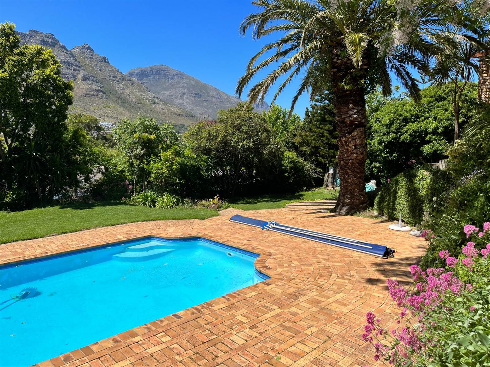 6 Bed House in Hout Bay and surrounds photo number 2