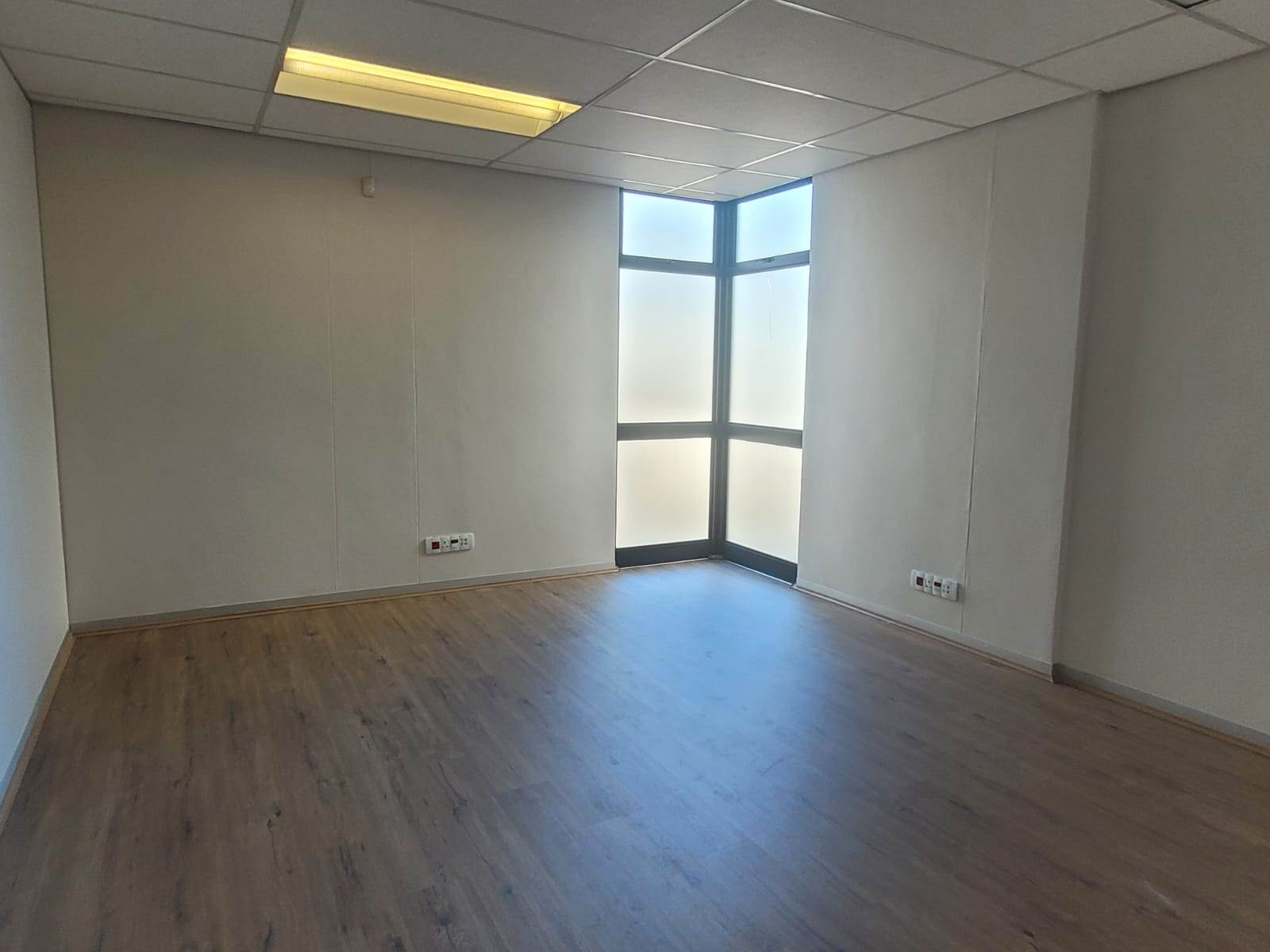 221  m² Commercial space in Glen Marais photo number 16