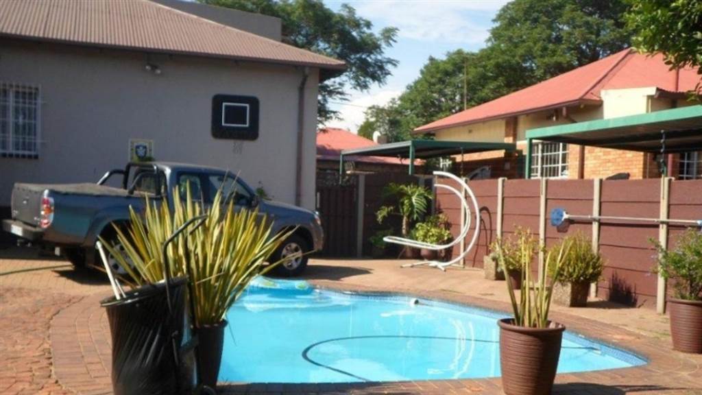 4 Bed House in Malvern East photo number 14