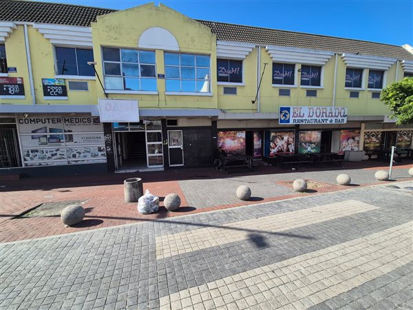 1 736  m² Retail Space