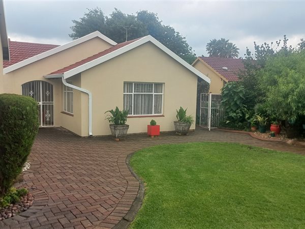 5 Bed House in Suidheuwel
