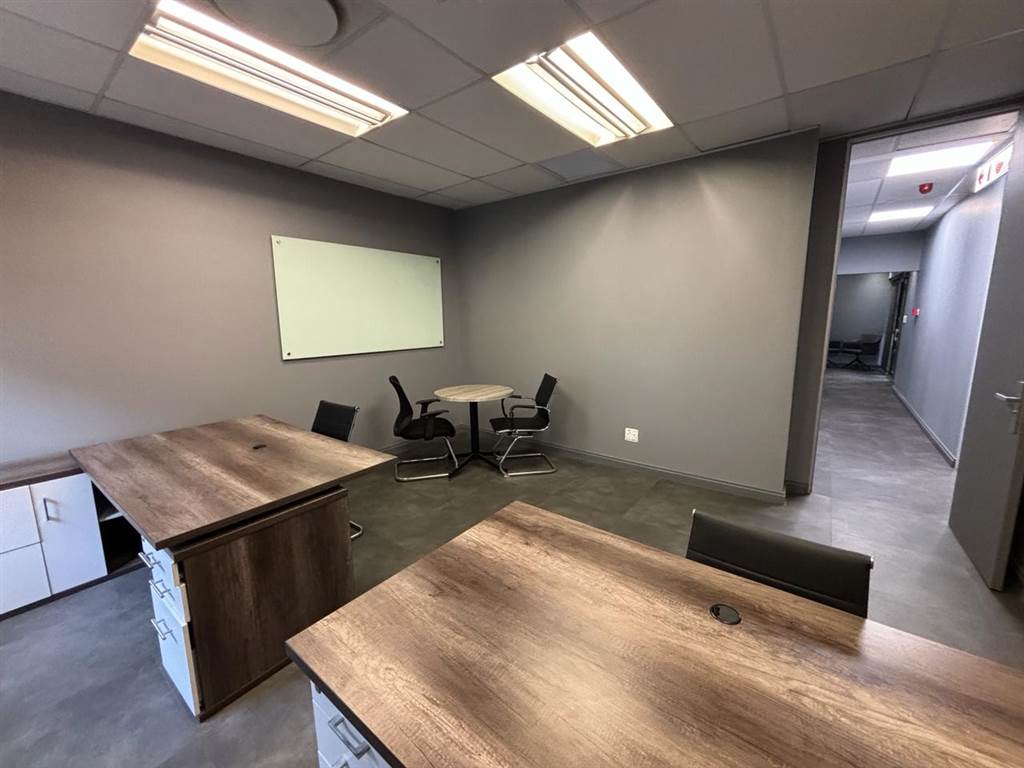 190  m² Commercial space in Illovo photo number 11