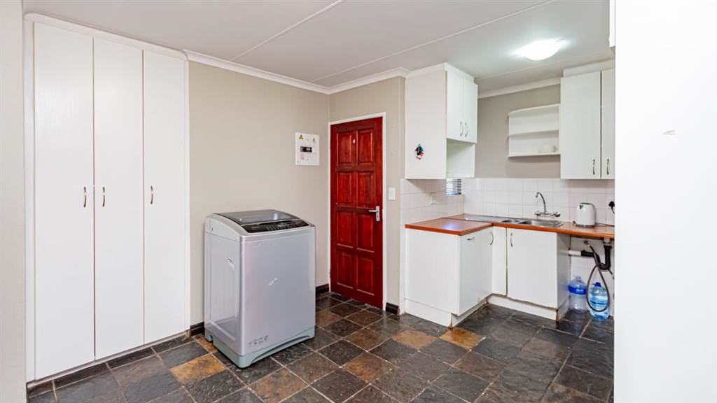 3 Bed Apartment in Radiokop photo number 8