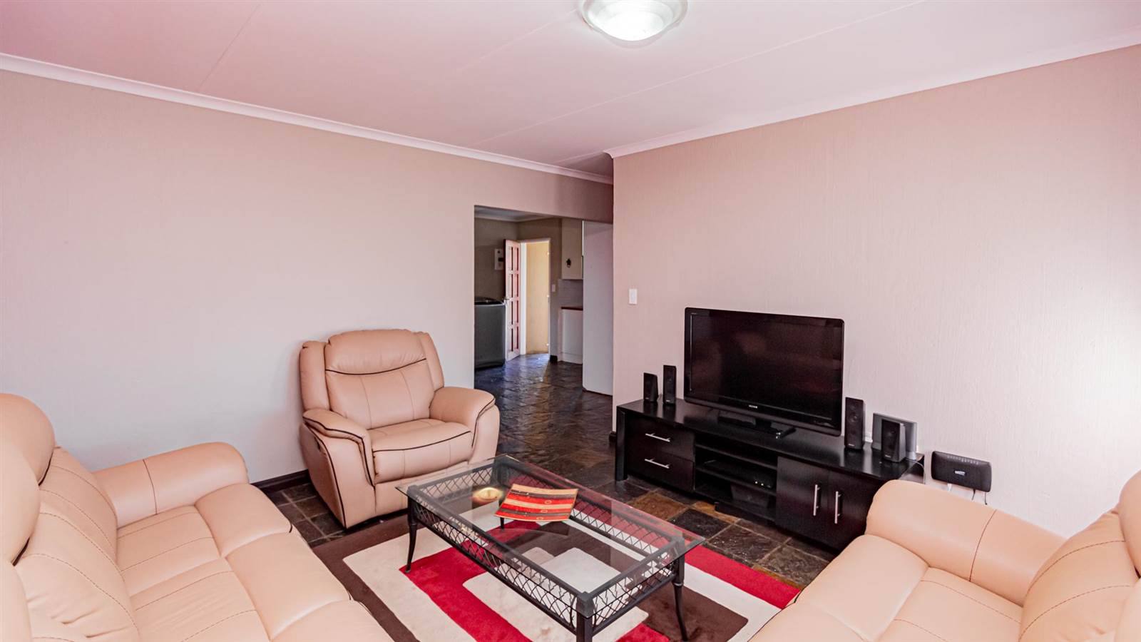 3 Bed Apartment in Radiokop photo number 3