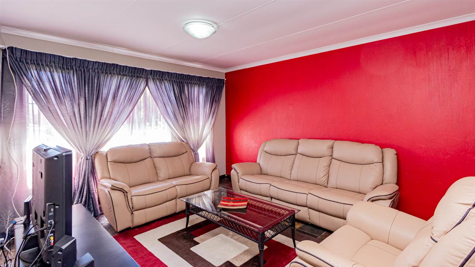 3 Bed Apartment in Radiokop photo number 4