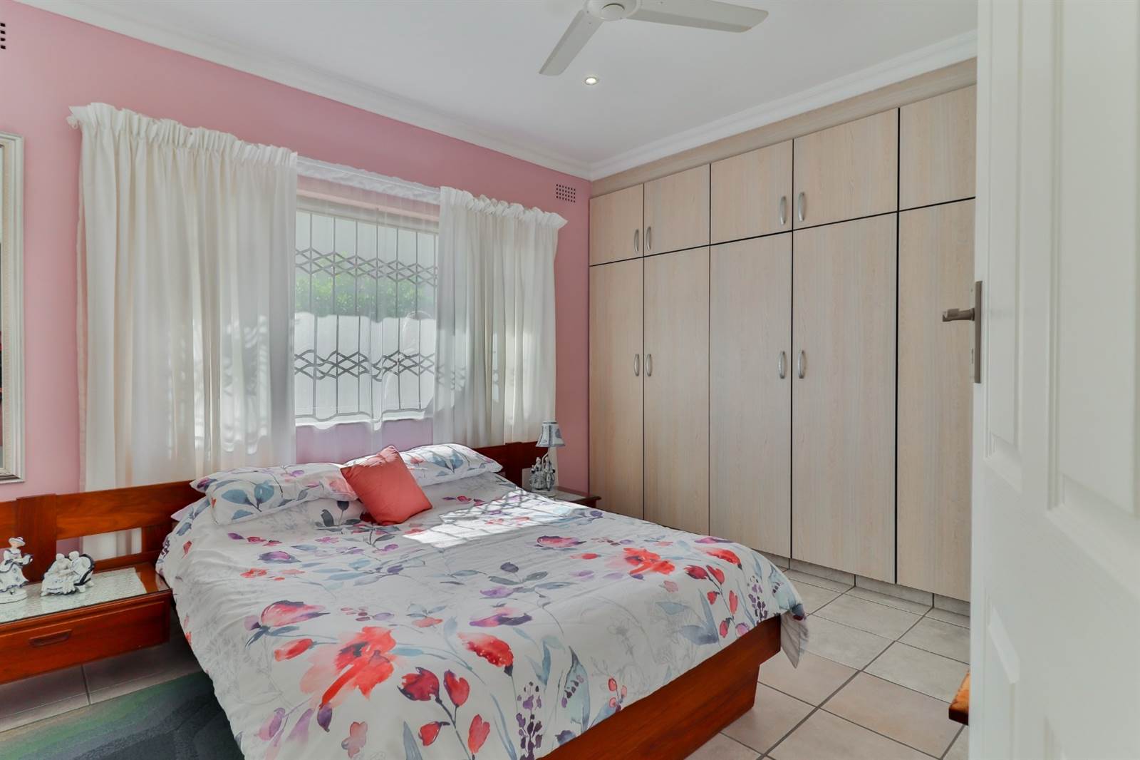 4 Bed House in Illovo Beach photo number 11