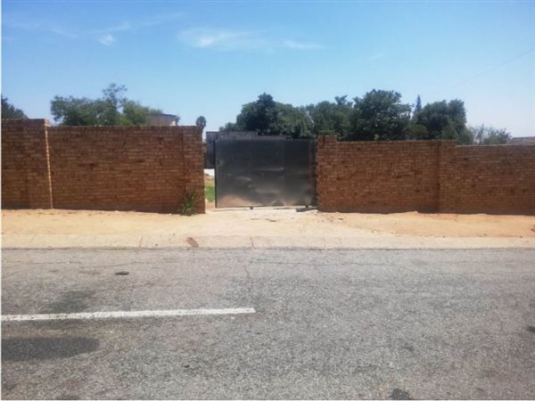 1800 m² Land available in Kew