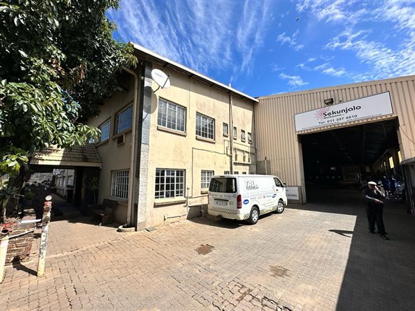 2200  m² Industrial space in Clayville