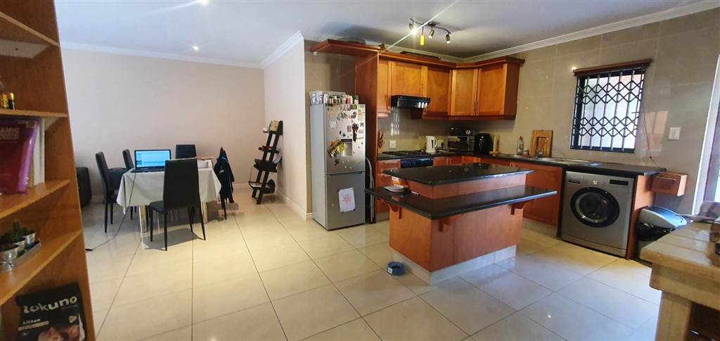 3 Bed Apartment in Bulwer photo number 5