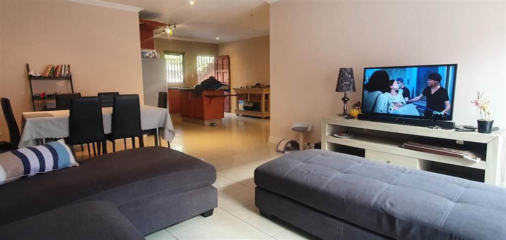 3 Bed Apartment in Bulwer photo number 11