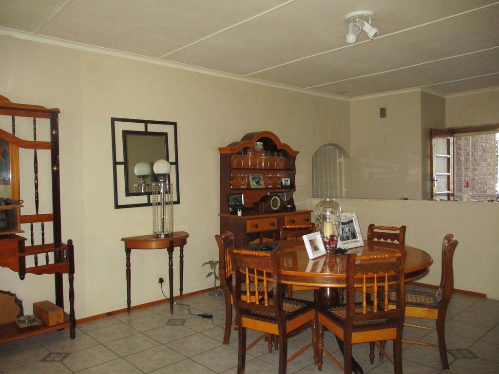 4 Bed House in Graaff Reinet photo number 8