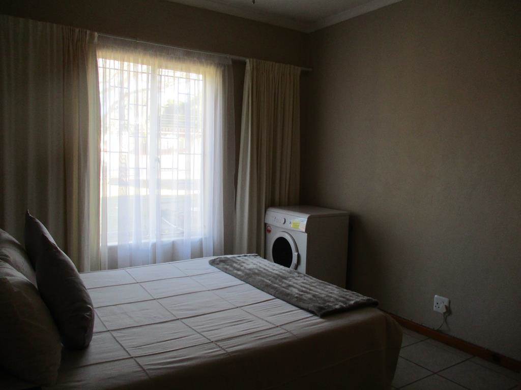 4 Bed House in Graaff Reinet photo number 15