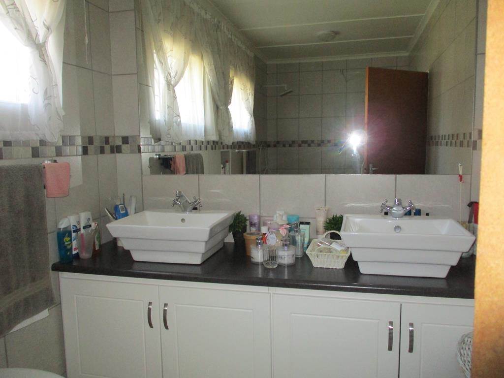 4 Bed House in Graaff Reinet photo number 20