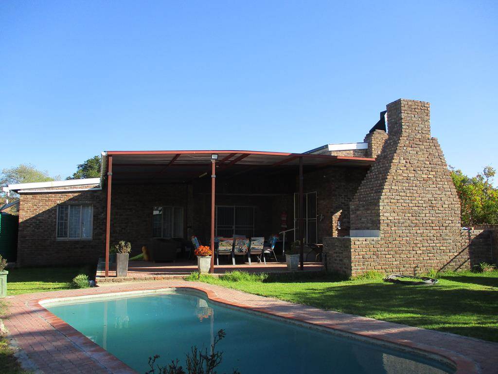 4 Bed House in Graaff Reinet photo number 3
