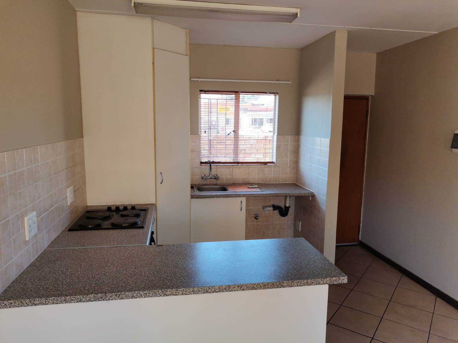 2 Bed Townhouse in Glen Marais photo number 5